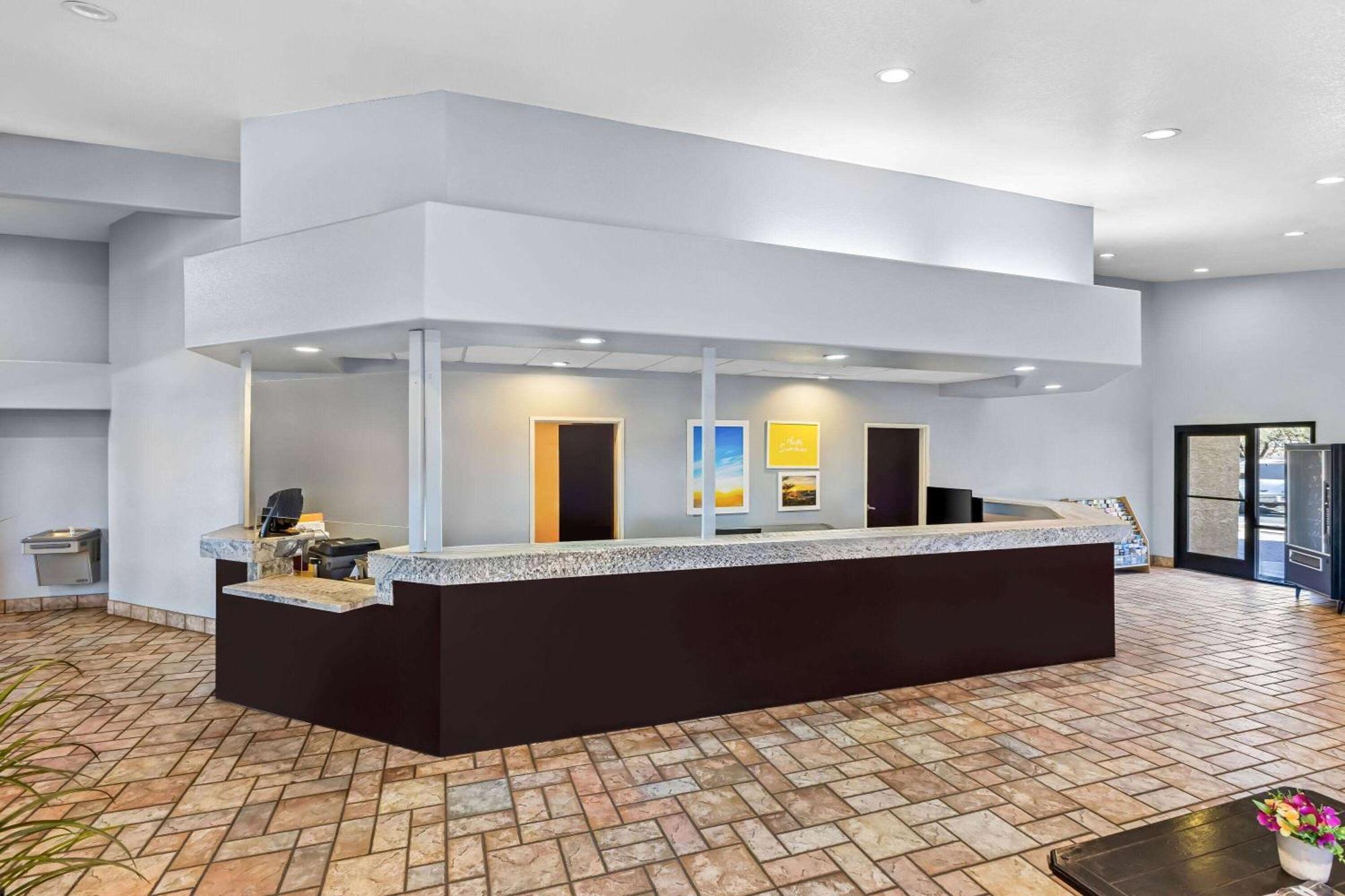 Days Inn By Wyndham Buckeye Exteriör bild